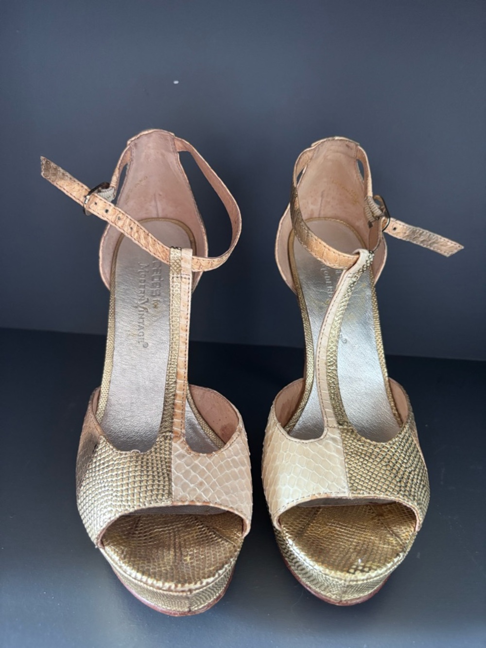 Decades by Modern Vintage Women's Gold Tone T-Strap Platform Sandals - size 6